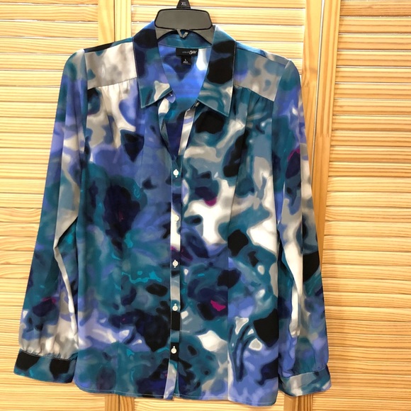 East 5th Beautiful Blouse.  It has great colors - Picture 5 of 5
